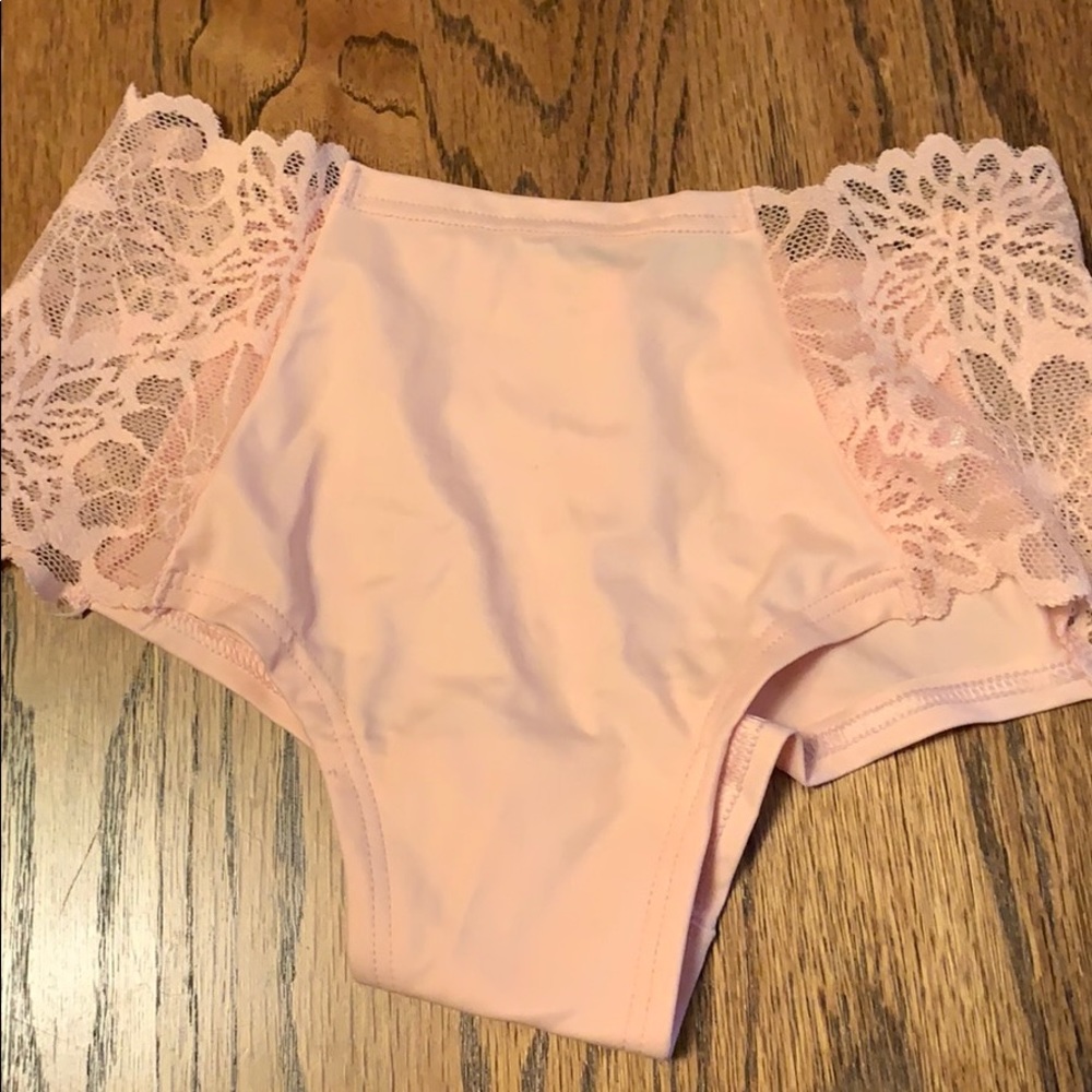 𝙿𝚒𝚗𝚔 𝚟𝚜 𝚞𝚗𝚍𝚒𝚎𝚜 - Picture 2 of 4